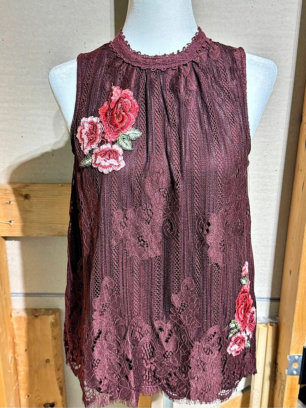 Taylor & Sage Cabernet Floral Lace Sleeveless Top in Burgundy Size Medium